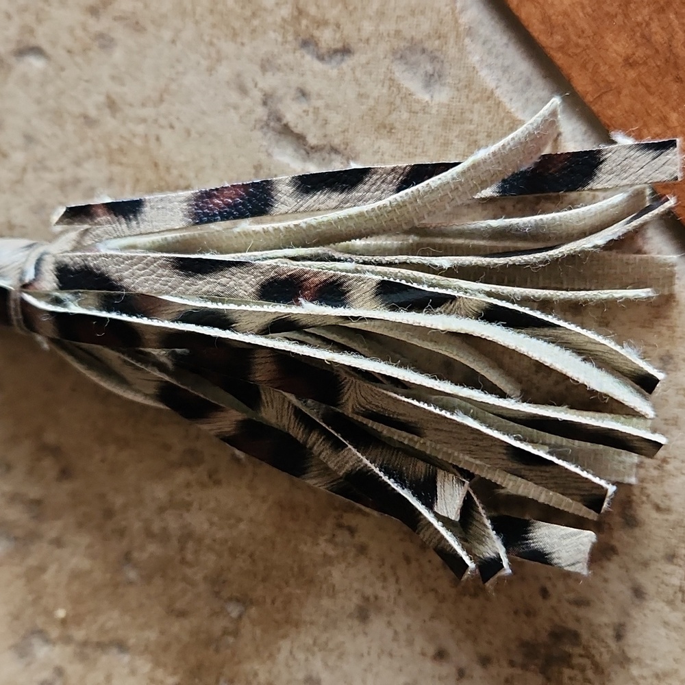 Cream quilted wristlet with leopard attachment - Picture 8 of 9